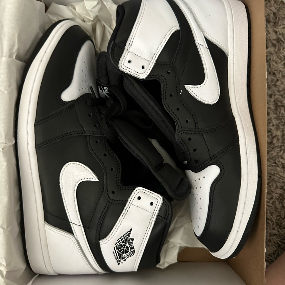Never worn! 11.5 Men’s Retro 1’s!